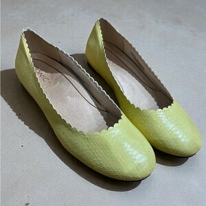 Vionic Lemon Scalloped Flats